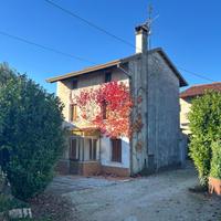 CASA IN CORTE CON TERRENO E DIPENDENZE