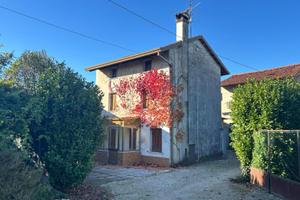 CASA IN CORTE CON TERRENO E DIPENDENZE