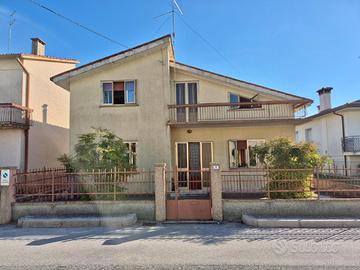 LA CASA IDEALE PER LA FAMIGLIA: 4 CAMERE E 550 ...