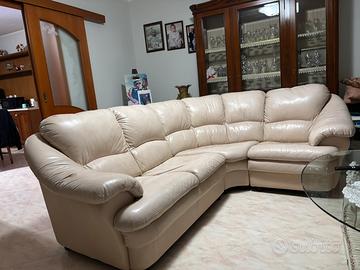 divano beige di pelle vera ad L, L a sinistra