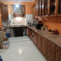 Cucina Berloni in legno con top in granito rosa