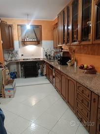Cucina Berloni in legno con top in granito rosa
