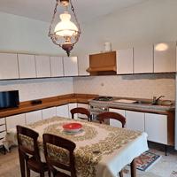 Cucina ad angolo, tavolo con 4 sedie, credenza 