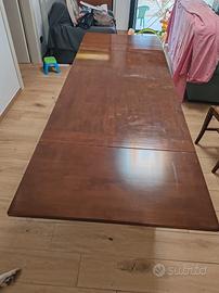  tavolo in legno corredato dalle sue 4 sedie