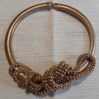 Elegante collana semirigida dorata 