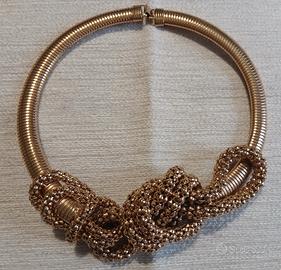 Elegante collana semirigida dorata 