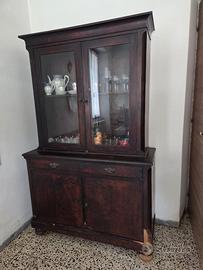 Mobilio in legno massello.