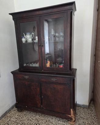 Mobilio in legno massello.