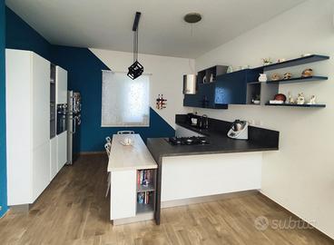 Cucina a penisola completa