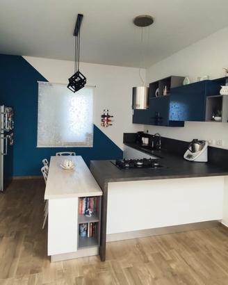 Cucina a penisola completa