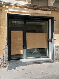 vetrata con porta per negozio 