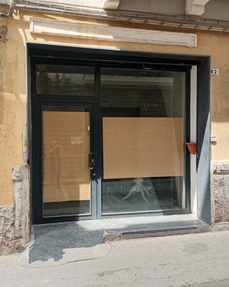 vetrata con porta per negozio 