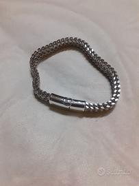 Braccialetto in acciaio
Praticamente mai indossato