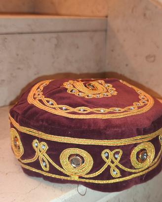 Cappello orientale vintage ricamato in velluto 