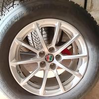 Gomme invernali 235 65 17 con cerchi Alfa Romeo