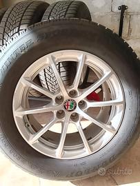 Gomme invernali 235 65 17 con cerchi Alfa Romeo