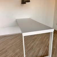 Bancone da cucina completo di zampa in alluminio.