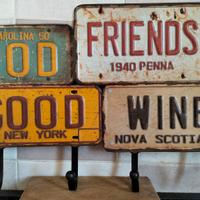 Appendiabiti di metallo con targhe americane 