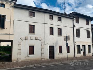 Casa in linea con corte di proprietà