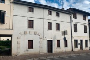 Casa in linea con corte di proprietà
