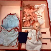 Bambola d’epoca con valigia armadio