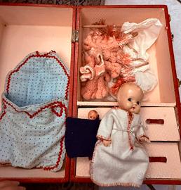 Bambola d’epoca con valigia armadio