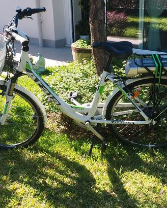 Bici da donna Atala a pedalata assistita