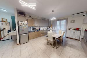 TRE LOCALI DOPPI SERVIZI CON BOX E CANTINA!!!!