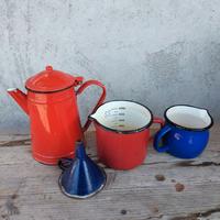 oggetti in metallo smaltati