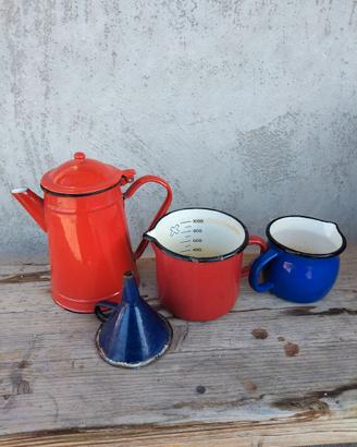 oggetti in metallo smaltati