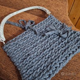 borsa grigia uncinetto con manici in pelle