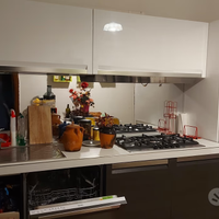 Cucina con elettrodomestici