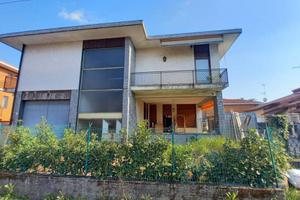 Villa di 230 m² con 4 locali e box auto doppio a O