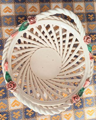 Cestino vintage in ceramica traforata con rose