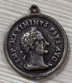 Ciondolo Portafortuna Stile Moneta Romana 