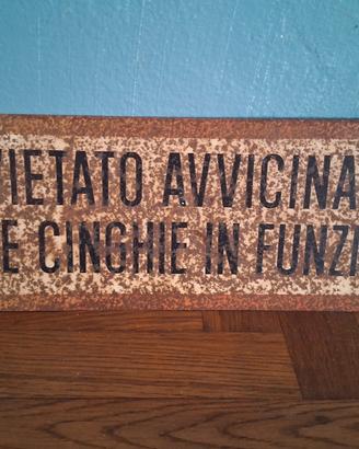 Cartello vietato avvicinarsi 