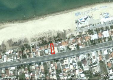 Veramente sulla spiaggia con veranda e giardino