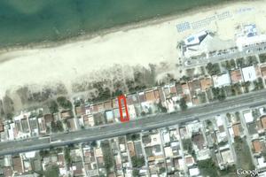 Veramente sulla spiaggia con veranda e giardino