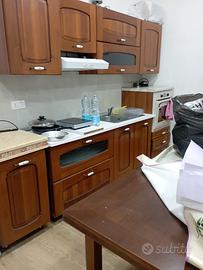 cucina in legno completa di forno Ariston e tavolo