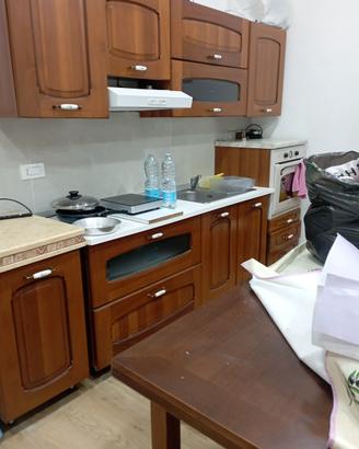 cucina in legno completa di forno Ariston e tavolo