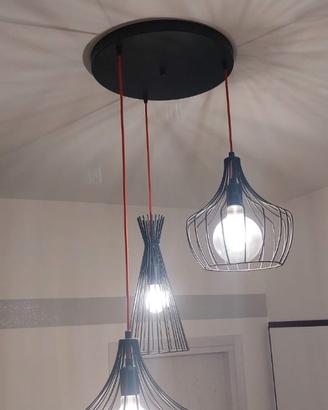 lampadario in ferro nero con corde rosse