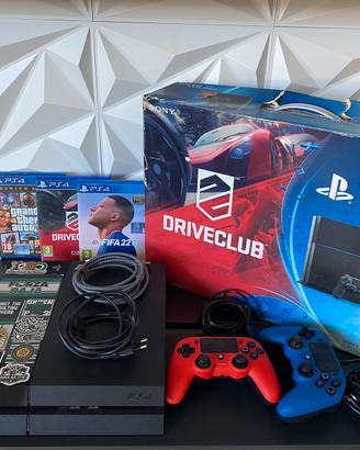PS4 500GB + 2 Controller + 3 Giochi
