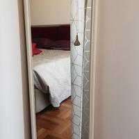 specchio da camera con perfilo bianco in legno 