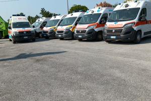 stock o singole unita di ambulanze usate e auto me