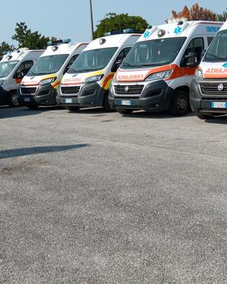 stock o singole unita di ambulanze usate e auto me