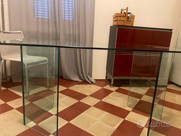 Tavolo in vetro con supporti in vetro