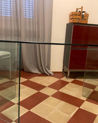 Tavolo in vetro con supporti in vetro