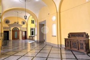 4 LOCALI A NAPOLI