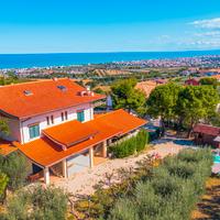 Villa con piscina (max 14 persone) 5min dal mare