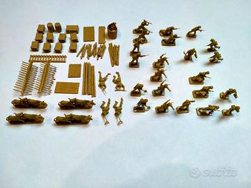 Lotto 26 soldatini con muli e accessori